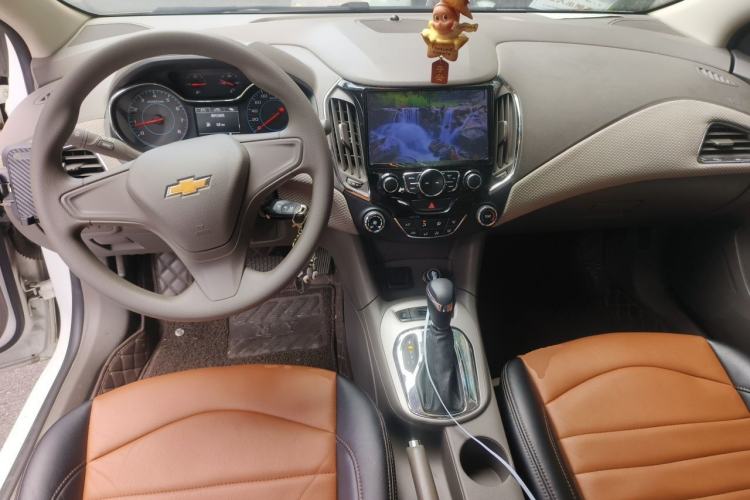 Used Chevrolet Cruze 2015 1.5L Automatic Fashion Navigation Edition Center Console