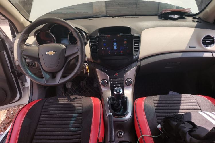 Used Chevrolet Cruze 2015 1.5L Classic SE MT Center Console