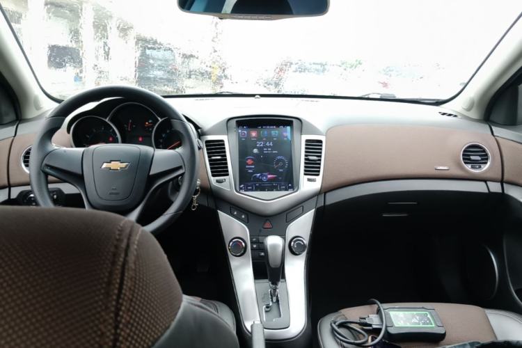 Used Chevrolet Cruze 2015 Hatchback 1.6L Automatic Comfort Edition Center Console