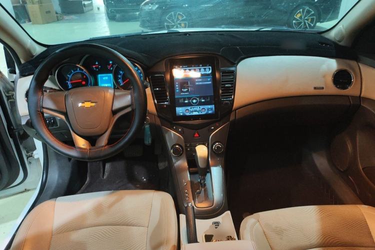 Used Chevrolet Cruze 2015 1.5L Classic SE AT Center Console