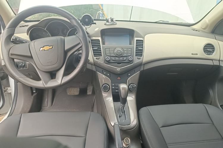 Used Chevrolet Cruze 2015 1.5L Classic SE AT Center Console