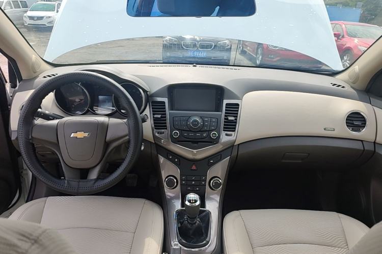 Used Chevrolet Cruze 2015 1.5L Classic SE MT Center Console