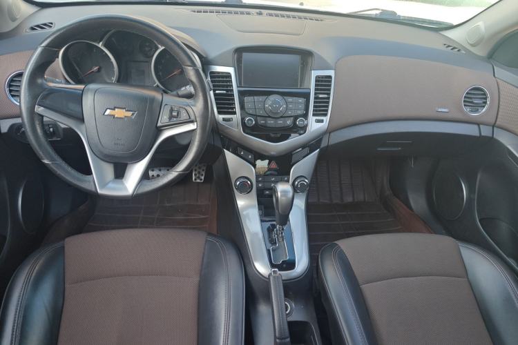 Used Chevrolet Cruze 2015 Hatchback 1.6L Automatic Comfort Edition Center Console
