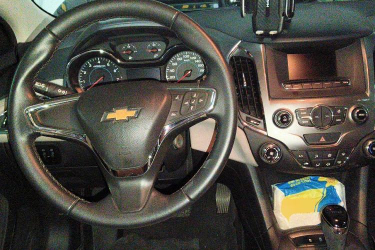 Used Chevrolet Cruze 2015 1.4T DCG Luxury Edition Center Console