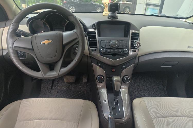 Used Chevrolet Cruze 2015 1.5L Classic SE AT Center Console
