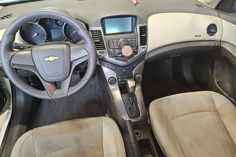 Used Chevrolet Cruze 2015 1.5L Classic SE AT Center Console