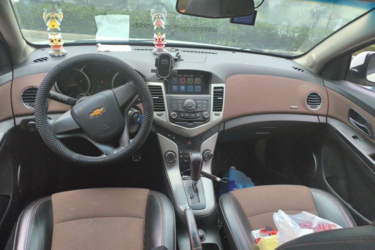 Used Chevrolet Cruze 2015 Hatchback 1.6L Automatic Comfort Edition Center Console