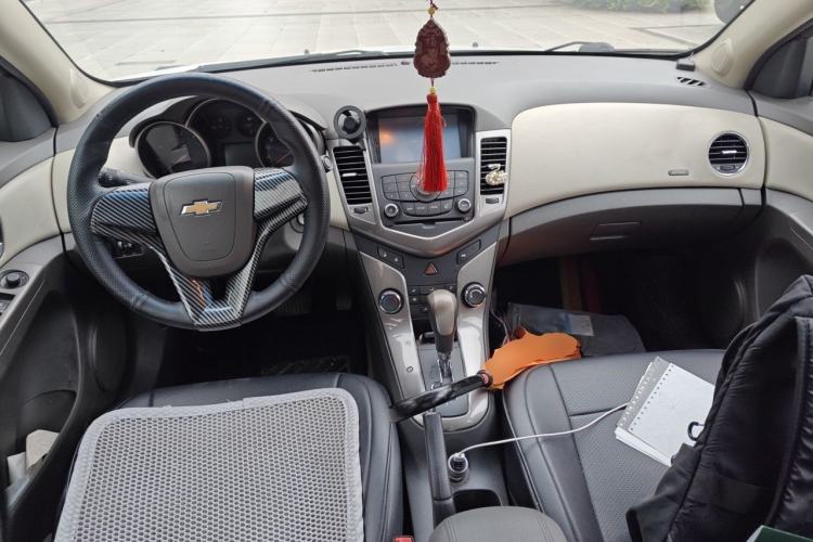 Used Chevrolet Cruze 2015 1.5L Classic SE AT Center Console