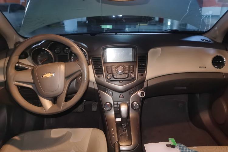 Used Chevrolet Cruze 2015 1.5L Classic SE AT Center Console