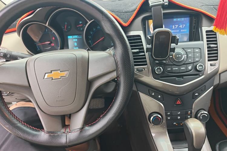 Used Chevrolet Cruze 2015 1.5L Classic SE AT Center Console