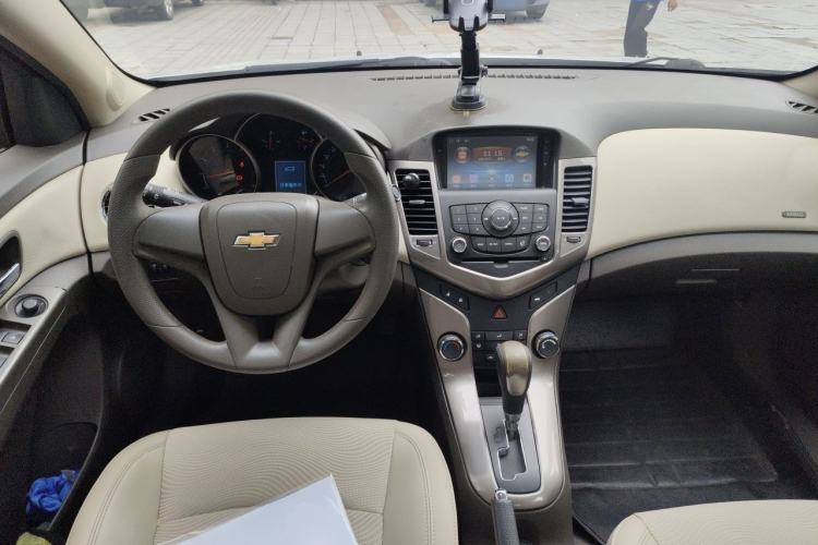 Used Chevrolet Cruze 2015 1.5L Classic SE AT Center Console