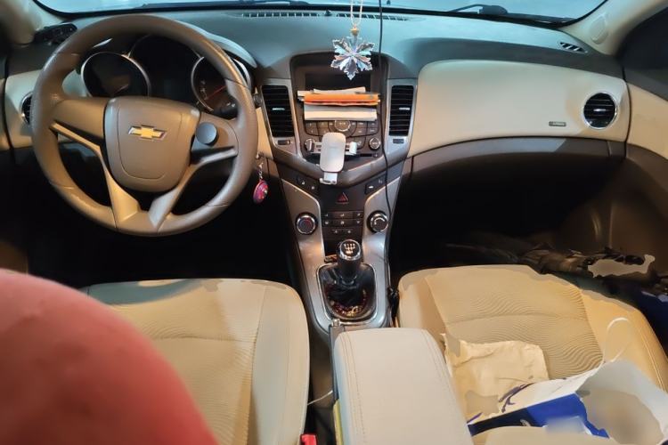 Used Chevrolet Cruze 2015 1.5L Classic SE MT Center Console