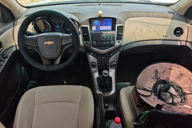 Used Chevrolet Cruze 2015 1.5L Classic SE MT Center Console