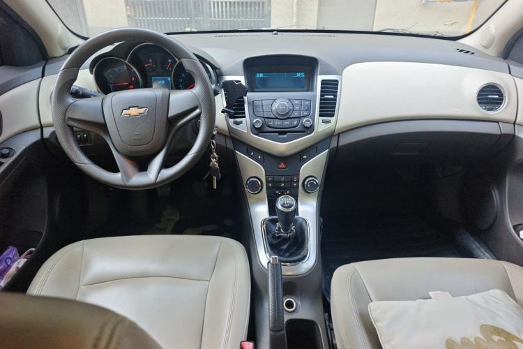 Used Chevrolet Cruze 2015 1.5L Classic SL MT Center Console