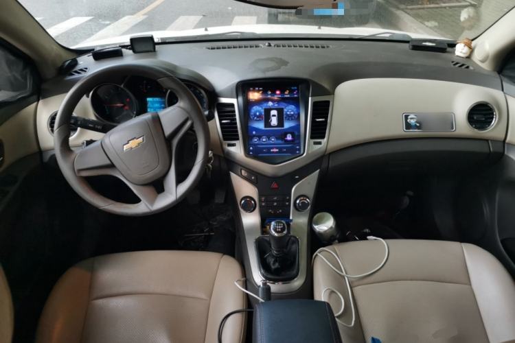 Used Chevrolet Cruze 2015 1.5L Classic SL MT Center Console