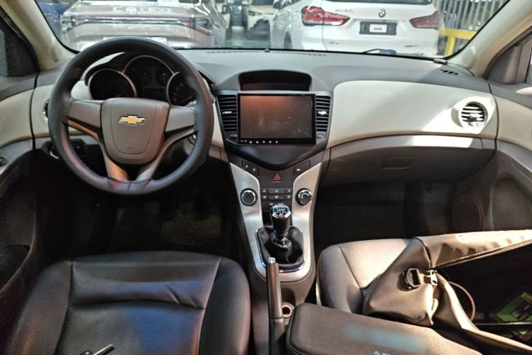 Used Chevrolet Cruze 2015 1.5L Classic SL MT Center Console