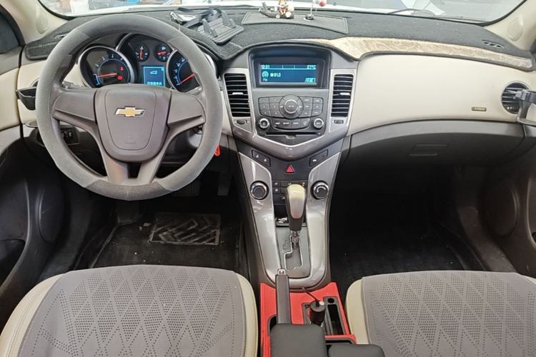 Used Chevrolet Cruze 2015 1.5L Classic SE AT Center Console