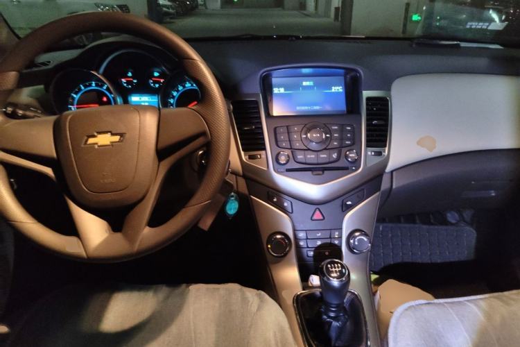 Used Chevrolet Cruze 2015 1.5L Classic SL MT Center Console