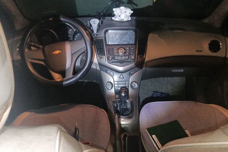 Used Chevrolet Cruze 2015 1.5L Classic SE MT Center Console