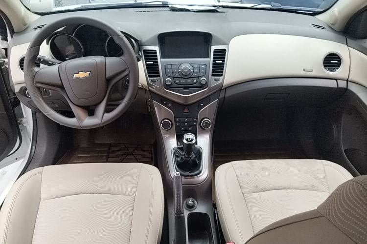Used Chevrolet Cruze 2015 1.5L Classic SE MT Center Console
