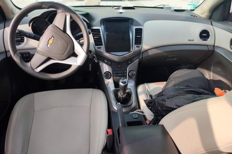 Used Chevrolet Cruze 2015 1.5L Classic SE MT Center Console