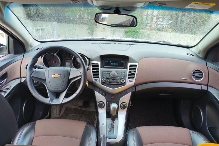 Used Chevrolet Cruze 2015 Hatchback 1.6L Automatic Comfort Edition Center Console