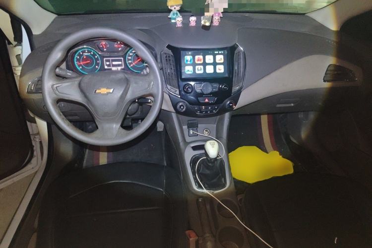 Used Chevrolet Cruze 2015 1.5L Manual Fashion Edition Center Console