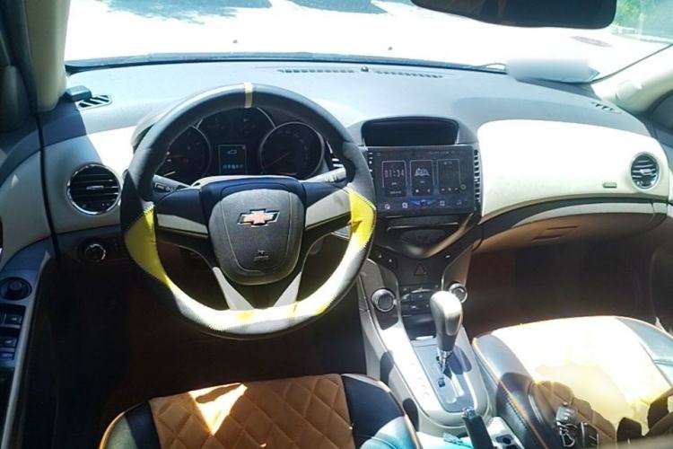 Used Chevrolet Cruze 2015 1.5L Classic SE AT Center Console