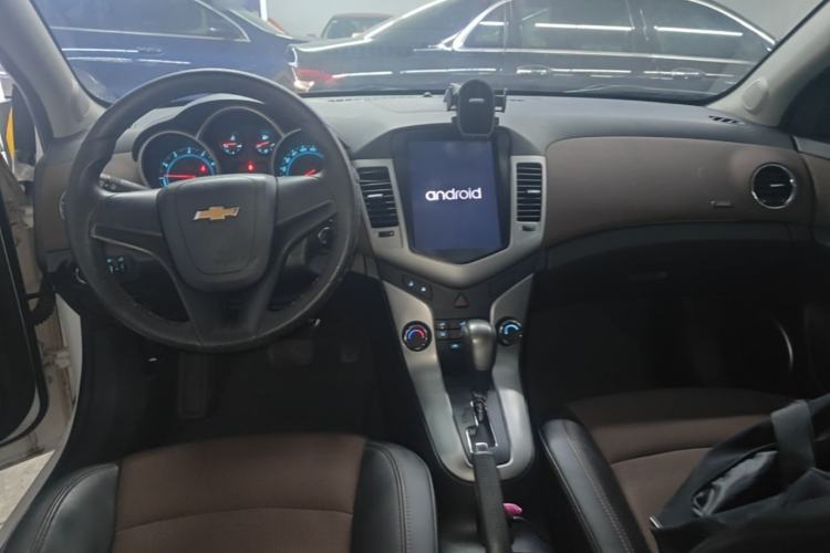 Used Chevrolet Cruze 2015 Hatchback 1.6L Automatic Comfort Edition Center Console