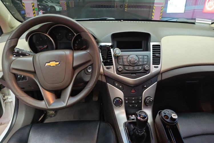 Used Chevrolet Cruze 2015 1.5L Classic SL MT Center Console