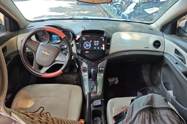 Used Chevrolet Cruze 2015 1.5L Classic SE AT Center Console
