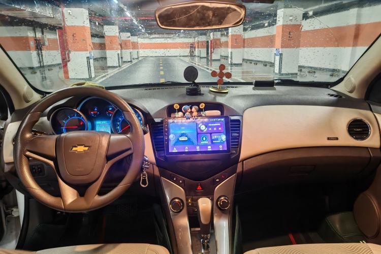 Used Chevrolet Cruze 2015 1.5L Classic SE AT Center Console