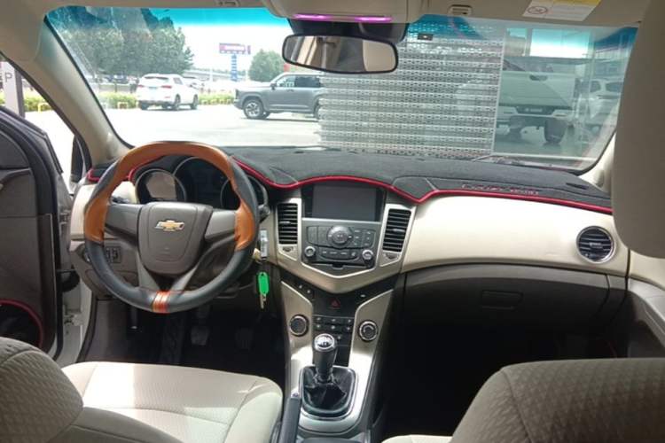 Used Chevrolet Cruze 2015 1.5L Classic SL MT Center Console