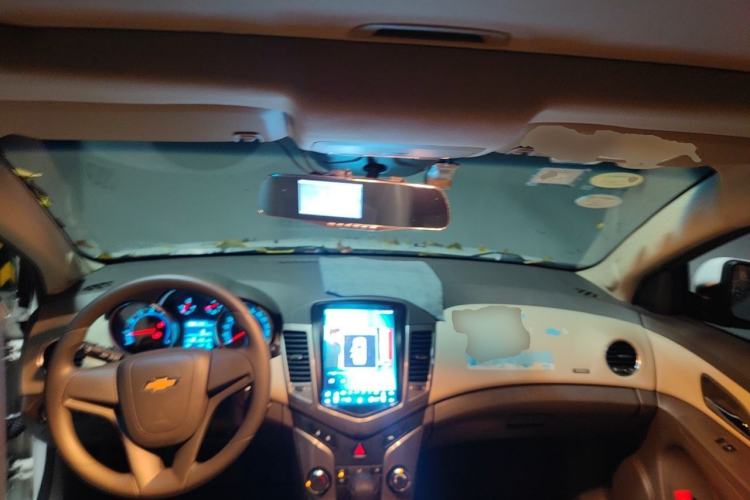 Used Chevrolet Cruze 2015 1.5L Classic SE AT Center Console