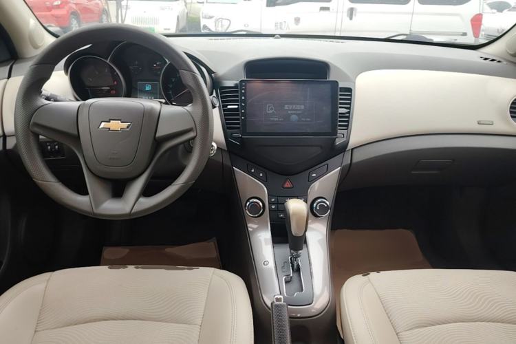 Used Chevrolet Cruze 2015 1.5L Classic SE AT Center Console