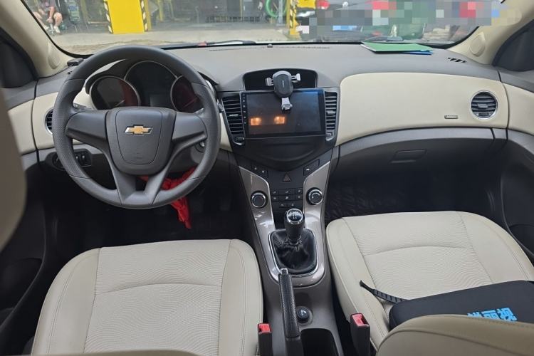 Used Chevrolet Cruze 2015 1.5L Classic SE MT Center Console