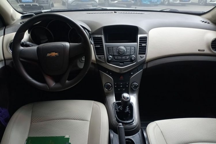 Used Chevrolet Cruze 2015 1.5L Classic SE MT Center Console
