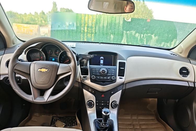Used Chevrolet Cruze 2015 1.5L Classic SL MT Center Console