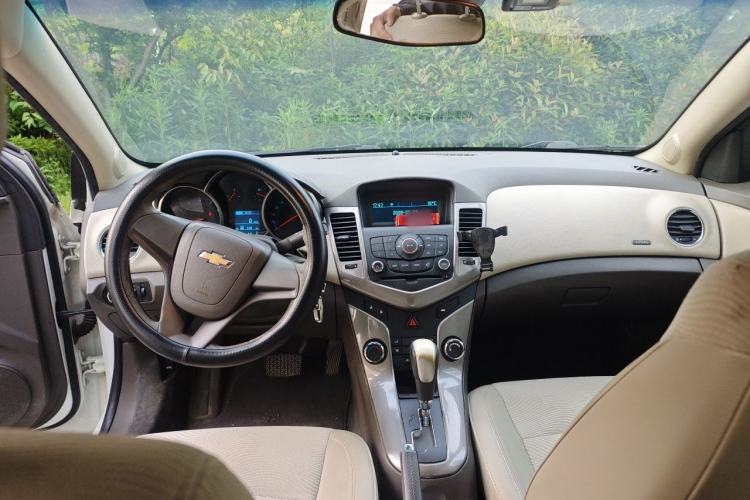 Used Chevrolet Cruze 2015 1.5L Classic SE AT Center Console