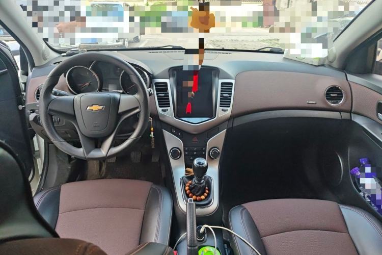 Used Chevrolet Cruze 2015 Hatchback 1.6L Manual Comfort Edition Center Console