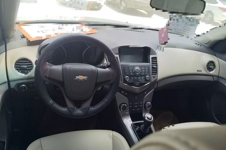 Used Chevrolet Cruze 2015 1.5L Classic SE MT Center Console