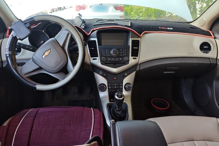 Used Chevrolet Cruze 2015 1.5L Classic SL MT Center Console