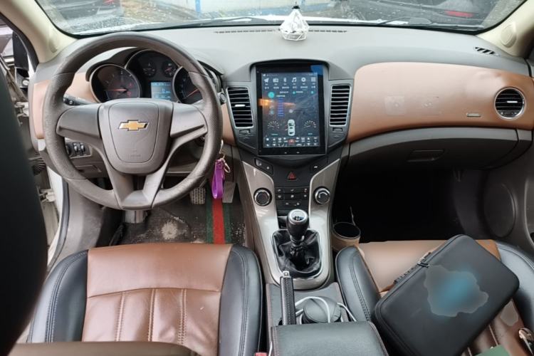 Used Chevrolet Cruze 2015 1.5L Classic SE MT Center Console