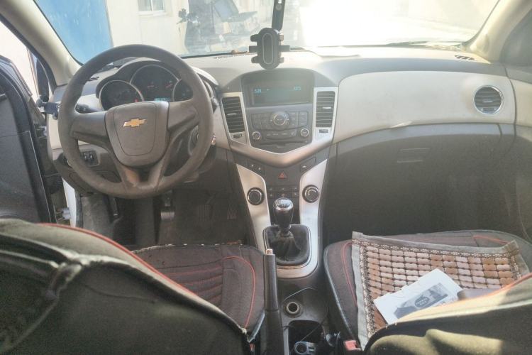 Used Chevrolet Cruze 2015 1.5L Classic SL MT Center Console