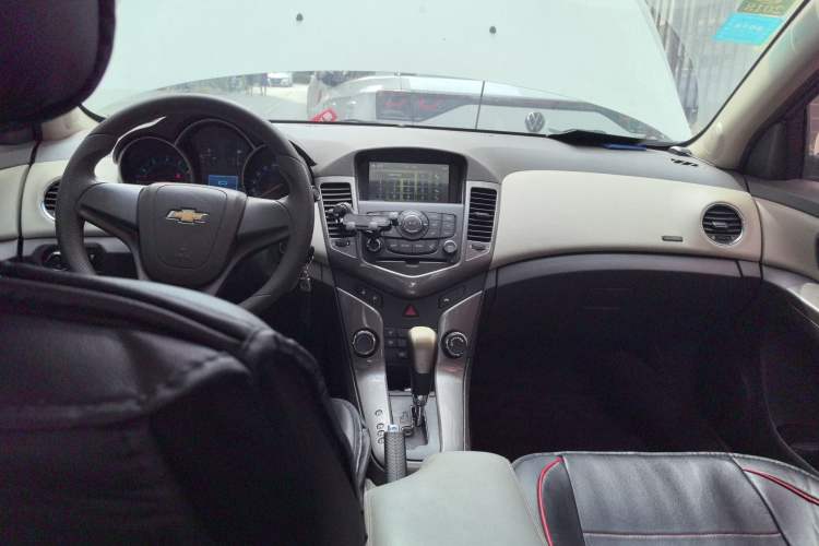 Used Chevrolet Cruze 2015 1.5L Classic SE AT Center Console