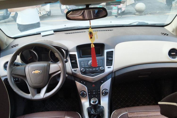 Used Chevrolet Cruze 2015 1.5L Classic SL MT Center Console