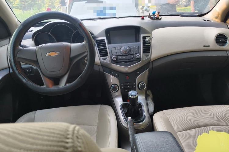 Used Chevrolet Cruze 2015 1.5L Classic SE MT Center Console