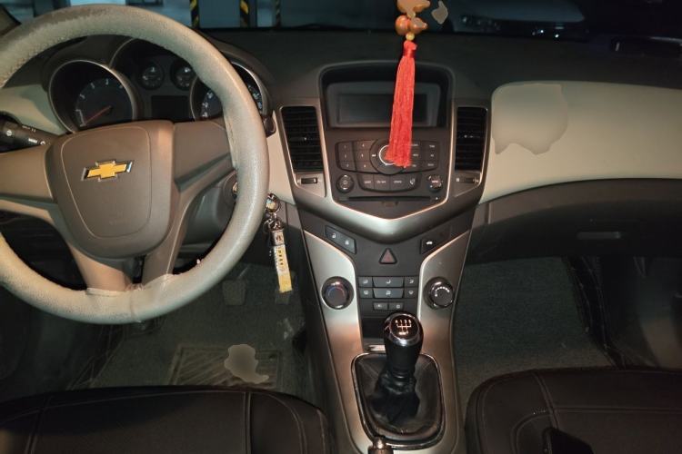 Used Chevrolet Cruze 2015 1.5L Classic SL MT Center Console
