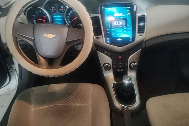 Used Chevrolet Cruze 2015 1.5L Classic SL MT Center Console
