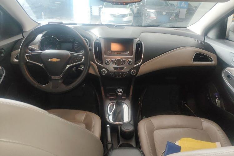 Used Chevrolet Cruze 2015 1.4T DCG Luxury Edition Center Console